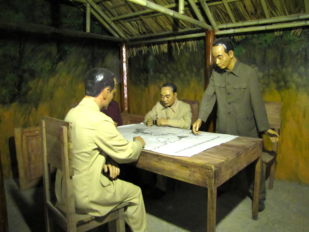 Hình ảnh tái hiện khung cảnh làm việc tại Điện Biên Phủ. Hình: Sưu tầm