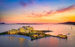 10 khách sạn tốt nhất Việt Nam năm 2021