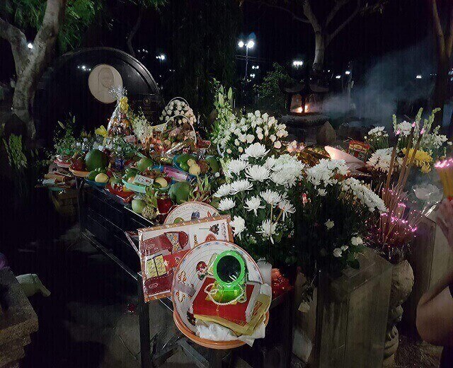 Rất đông du khách đến viếng mộ Chị Võ Thị Sáu vào ban đêm - Nguồn ảnh: Internet