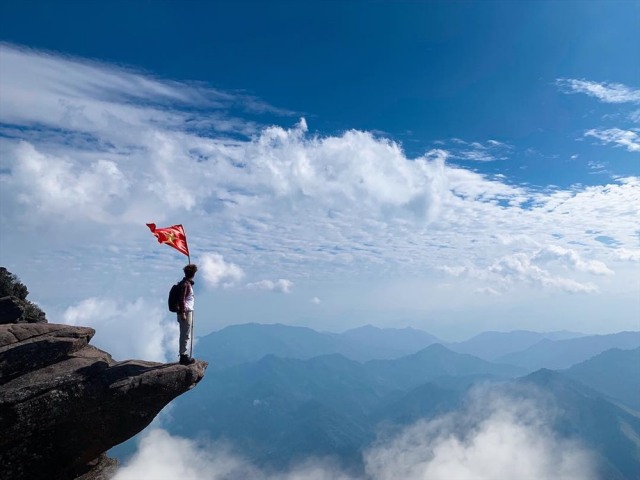 Conquer the majestic Pha Luong peak of Son La.  Photo: Internet