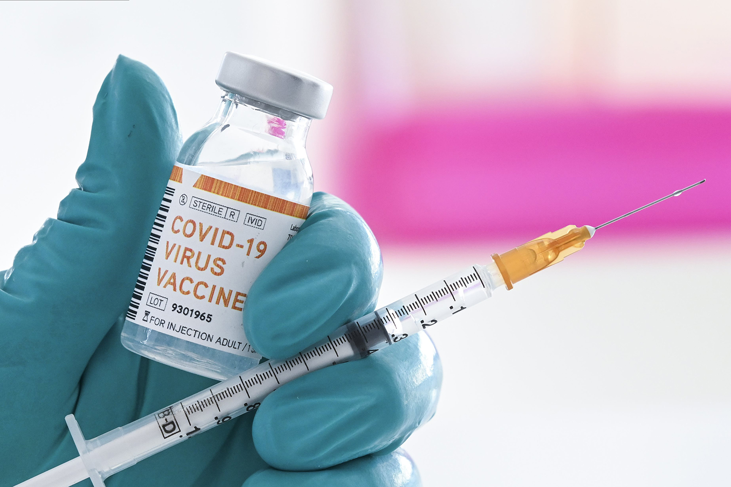 Vacxin Covid-19 không chỉ giúp cho bạn phòng ngừa và hạn chế những biến chứng nghiêm trọng của virus