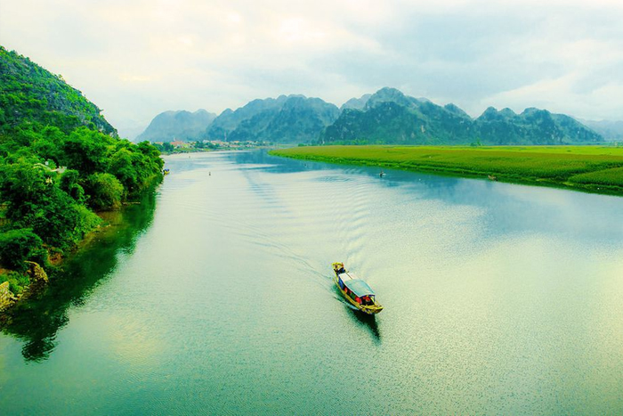 Du khách đến đây có thể đi thuyền dọc theo sông Son để ngắm cảnh. Ảnh: tago