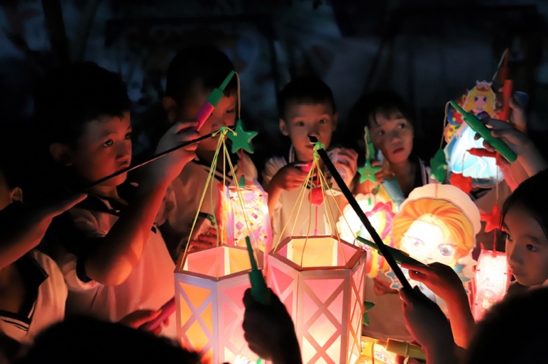Trẻ em thời nào cũng vậy, luôn háo hức với những chiếc đèn lồng đầy màu sắc trong đêm trăng rằm.