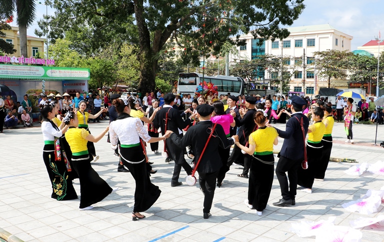 Múa Xòe truyền thống của dân tộc Thái
