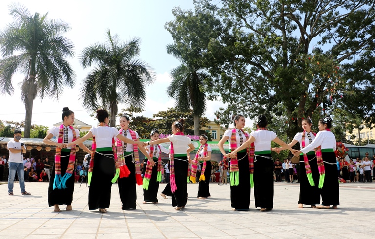 Múa Xòe truyền thống của dân tộc Thái