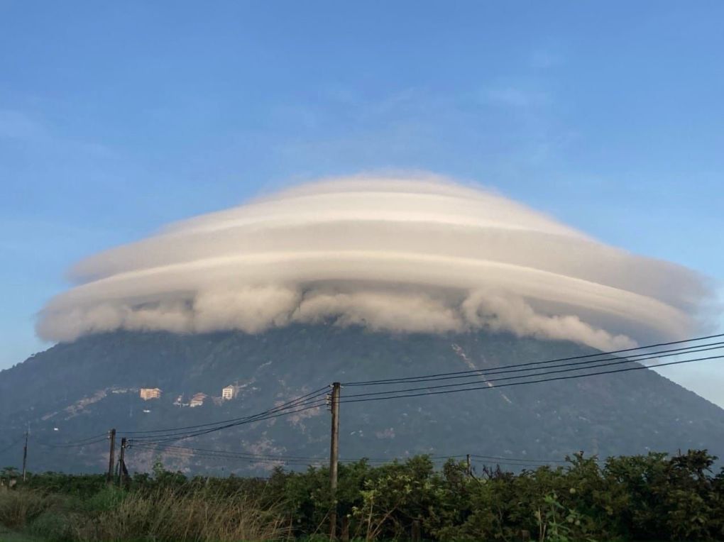 Xôn xao “đám mây hình đĩa bay” trên núi Bà Đen