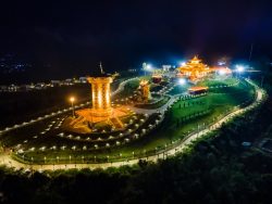 Chiêm ngưỡng Đại Bảo Tháp Kinh Luân dát vàng lớn nhất thế giới tại Đà Lạt