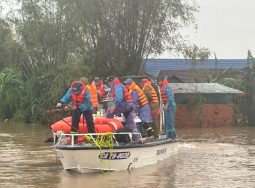 33 ngày đi theo bão lũ – Hành trình trực tiếp cứu hộ và tiếp sức đồng bào miền Trung